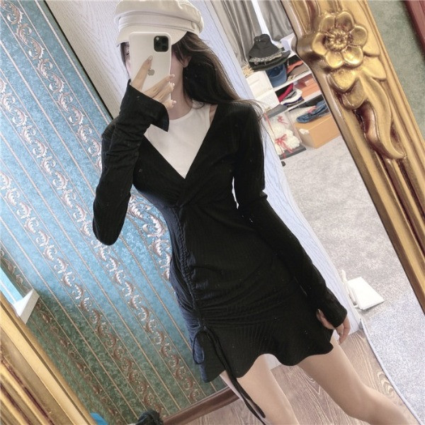 Pasiūta moteriška suknelė pažemintomis rankovėmis ir kaklaraiščiais