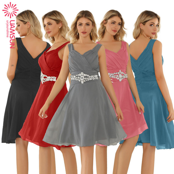 ÚJ modell női rövid ruha kövekkel és pántokkal