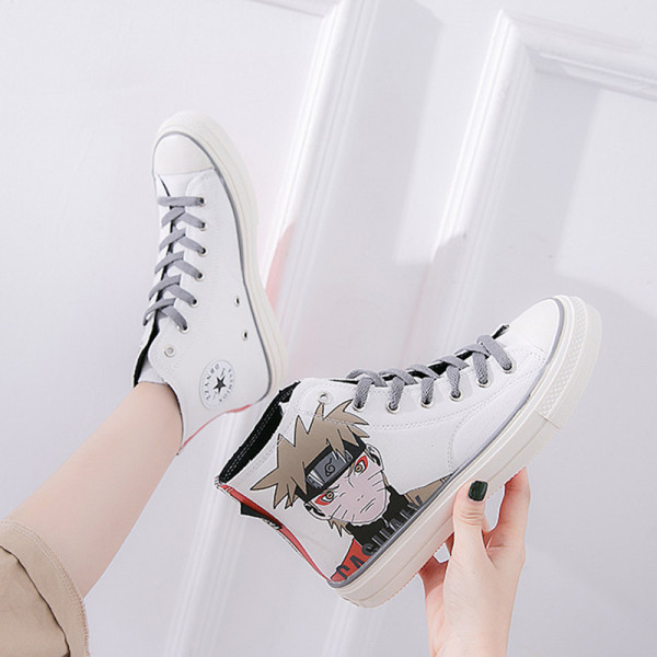 Moteriški laisvalaikio sportbačiai su spalvotomis aplikacijomis ir lygiu padu