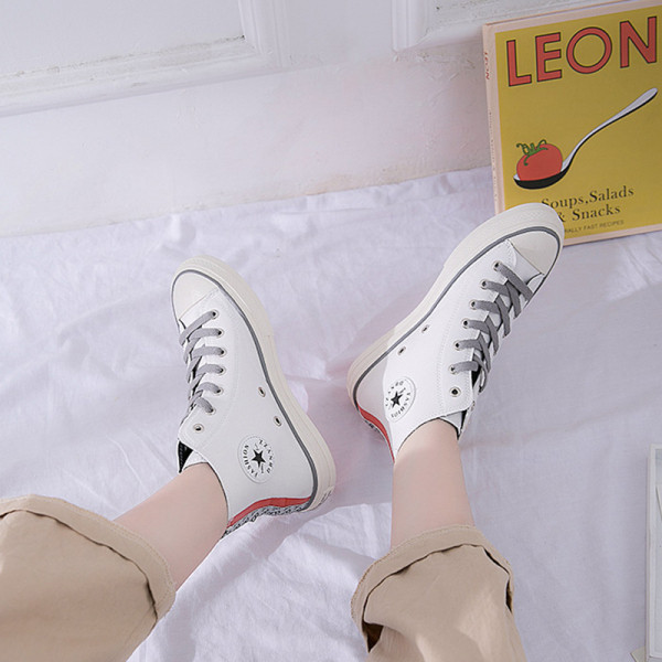 Moteriški laisvalaikio sportbačiai su spalvotomis aplikacijomis ir lygiu padu