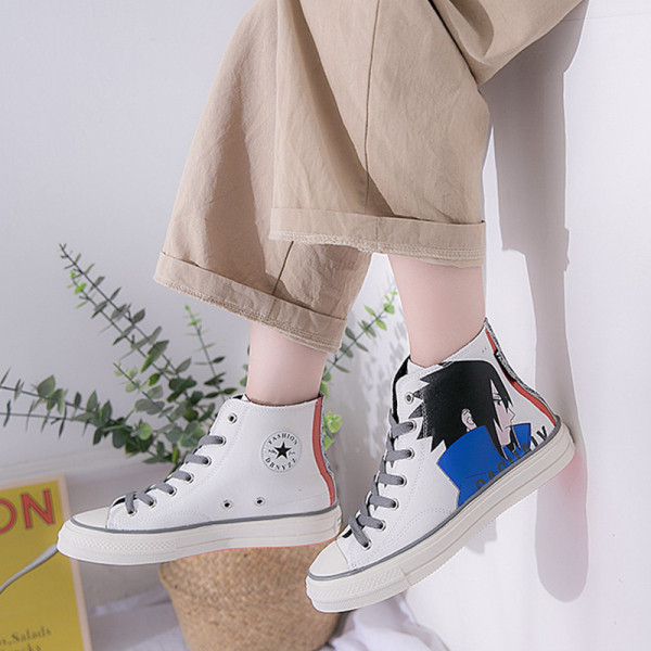 Moteriški laisvalaikio sportbačiai su spalvotomis aplikacijomis ir lygiu padu