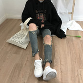 Modern női farmer Karcsú modell szakadt motívumokkal és zsebekkel