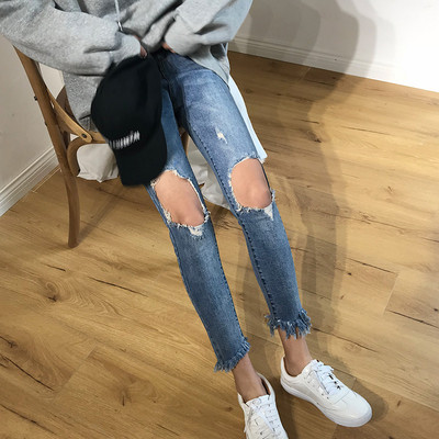 Modern női farmer Karcsú modell szakadt motívumokkal és zsebekkel