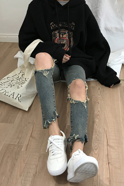 Modern női farmer Karcsú modell szakadt motívumokkal és zsebekkel