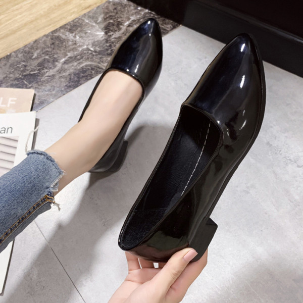 Mūsdienīgi sieviešu ikdienas apavi ar plakanu zoli