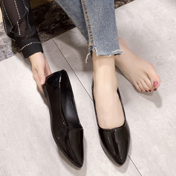 Mūsdienīgi sieviešu ikdienas apavi ar plakanu zoli