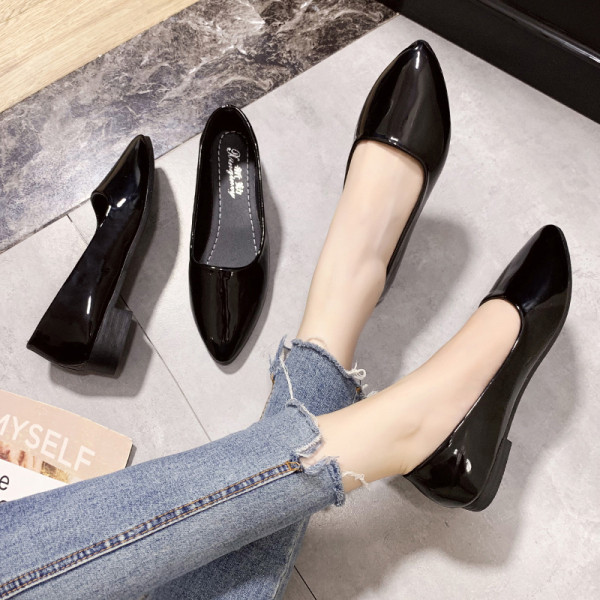 Mūsdienīgi sieviešu ikdienas apavi ar plakanu zoli