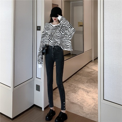 Moderns sieviešu džinsu modelis ar augstu vidukli un pogām