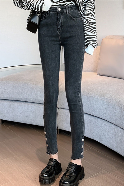 Moderns sieviešu džinsu modelis ar augstu vidukli un pogām