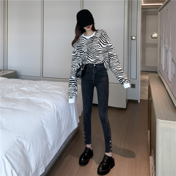 Moderns sieviešu džinsu modelis ar augstu vidukli un pogām