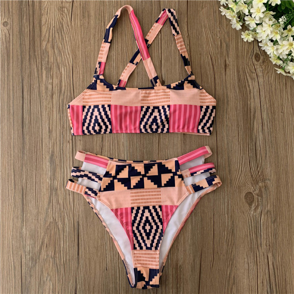 Įvairiaspalvis maudymosi kostiumėlis su kryžminėmis petnešėlėmis nugaroje