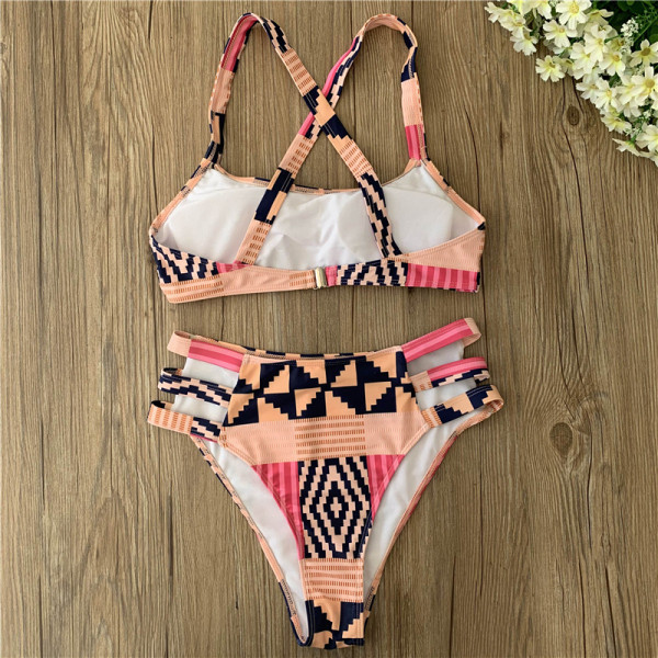 Įvairiaspalvis maudymosi kostiumėlis su kryžminėmis petnešėlėmis nugaroje