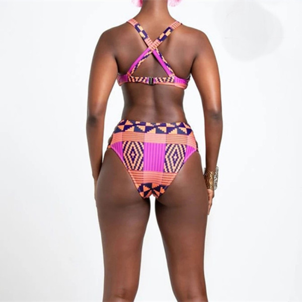 Įvairiaspalvis maudymosi kostiumėlis su kryžminėmis petnešėlėmis nugaroje