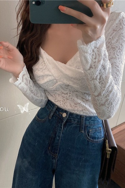 Ženska čipkana bluza sa špic izrezom