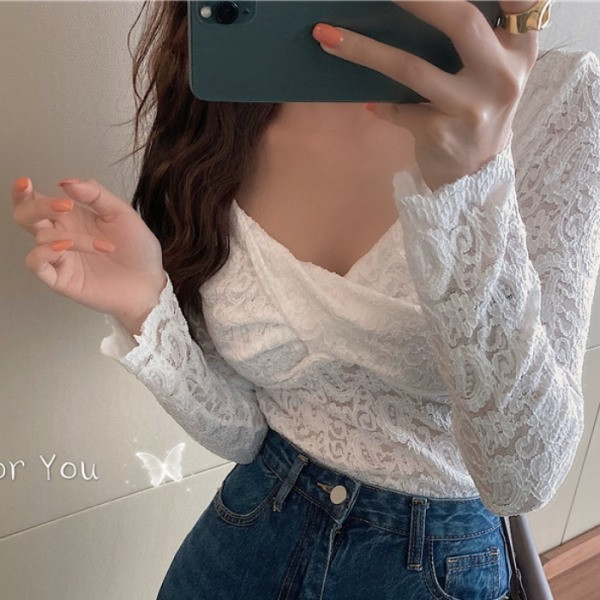Ženska čipkana bluza sa špic izrezom