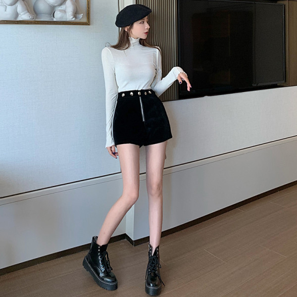 Modernas sieviešu melnas bikses ar augstu vidukli, rāvējslēdzēju un metāla elementiem