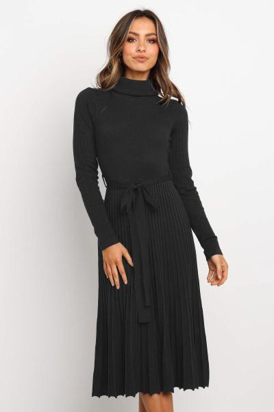 Jauna modeļa sieviešu kroku kleita ar augstu apkakli un garām piedurknēm