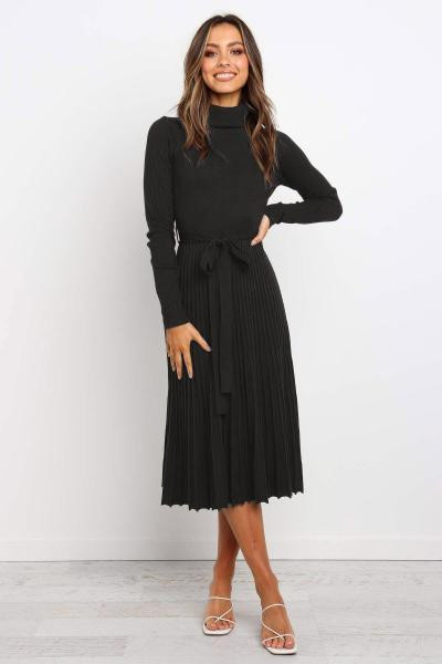 Jauna modeļa sieviešu kroku kleita ar augstu apkakli un garām piedurknēm