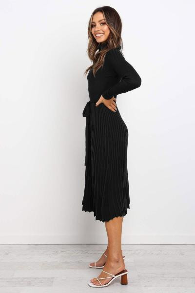 Jauna modeļa sieviešu kroku kleita ar augstu apkakli un garām piedurknēm