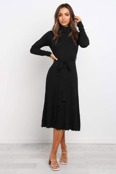 Jauna modeļa sieviešu kroku kleita ar augstu apkakli un garām piedurknēm