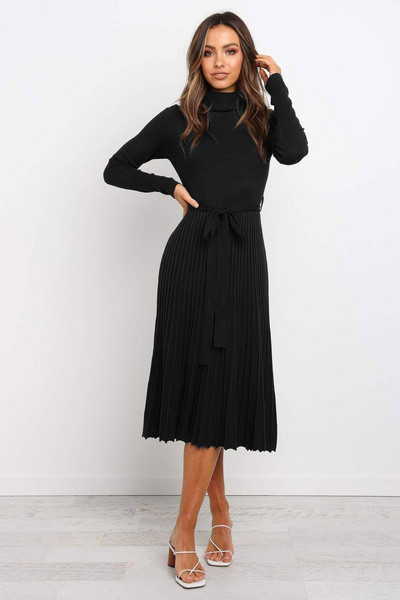 Jauna modeļa sieviešu kroku kleita ar augstu apkakli un garām piedurknēm