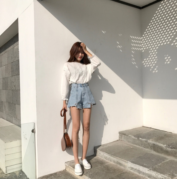 Džinsu šorti ar saplēstiem motīviem un pērlēm