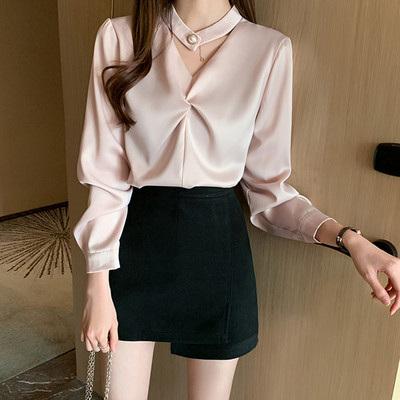 Дамска сатенена риза с дълъг ръкав и шпиц деколте