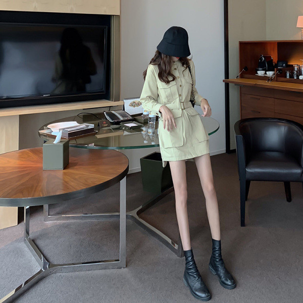 Модерна дамска рокля с големи джобове и копчета 