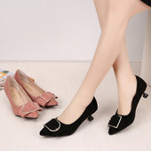 Modernas sieviešu kurpes ar zemiem papēžiem un sprādzi