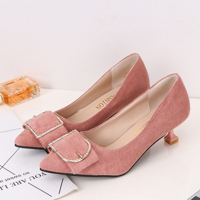 Modernas sieviešu kurpes ar zemiem papēžiem un sprādzi