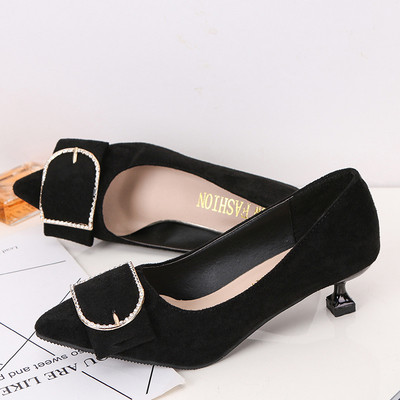 Modernas sieviešu kurpes ar zemiem papēžiem un sprādzi