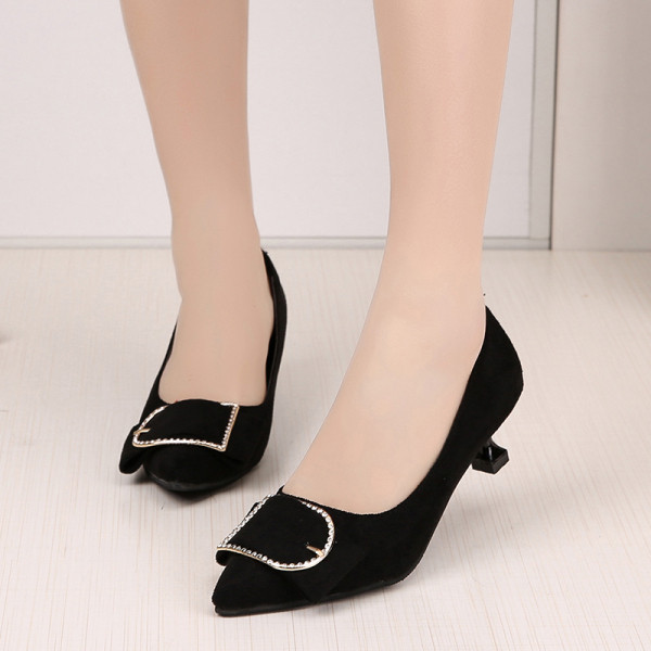 Modernas sieviešu kurpes ar zemiem papēžiem un sprādzi