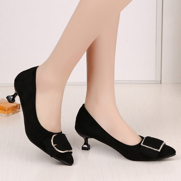 Modernas sieviešu kurpes ar zemiem papēžiem un sprādzi