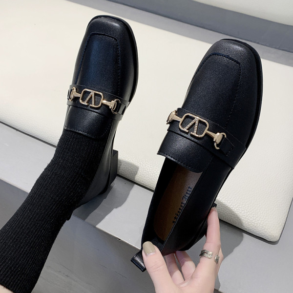 Női alkalmi cipő eko bőrből és fém elemből