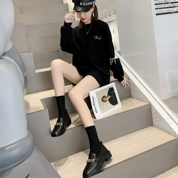 Női alkalmi cipő eko bőrből és fém elemből