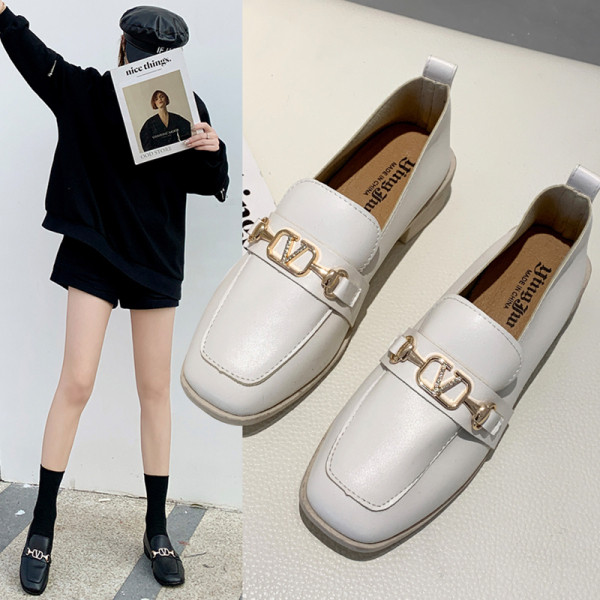 Női alkalmi cipő eko bőrből és fém elemből