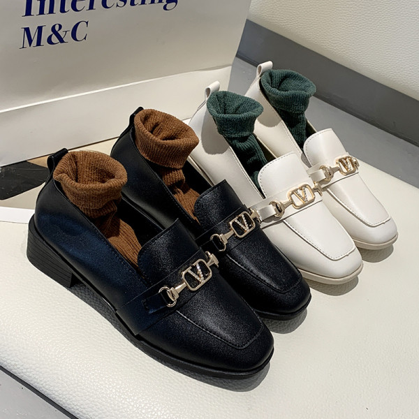 Női alkalmi cipő eko bőrből és fém elemből