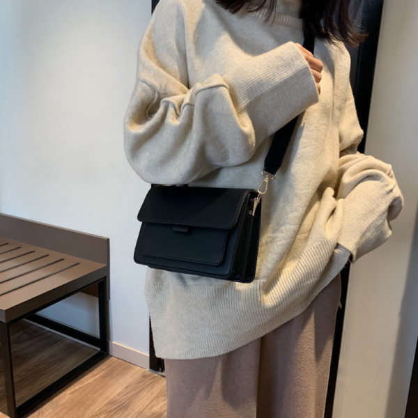 Eko bőrből készült alkalmi női táska hosszú füllel