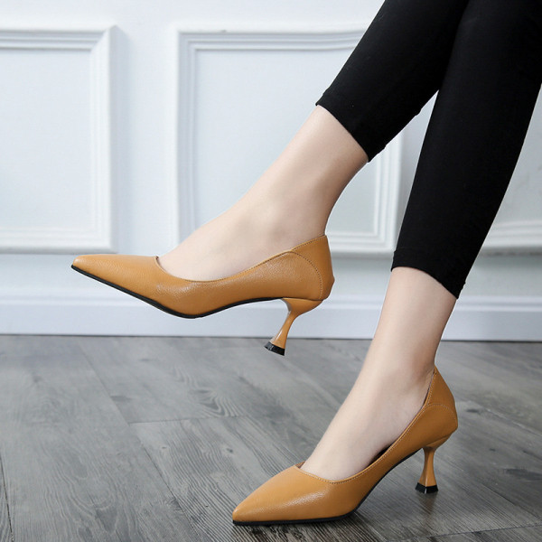 Bőr női cipő hegyes sarkú modellel