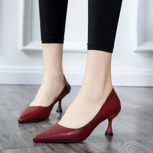 Bőr női cipő hegyes sarkú modellel