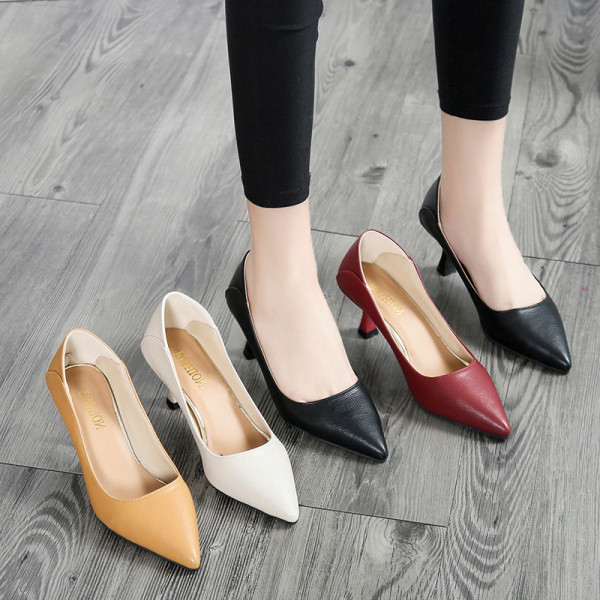 Bőr női cipő hegyes sarkú modellel