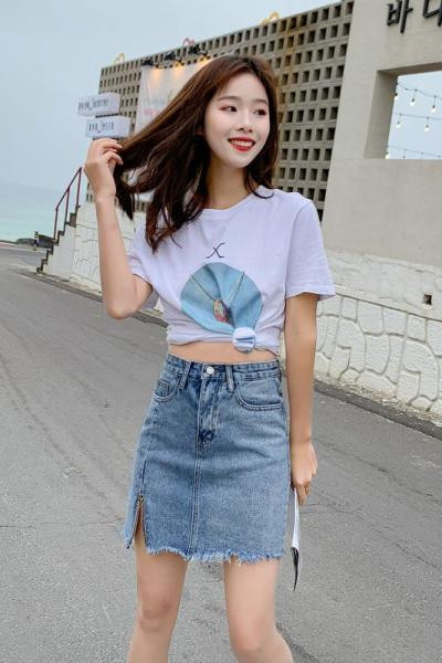 Modern női farmerszoknya cipzárral, szakadt elemekkel