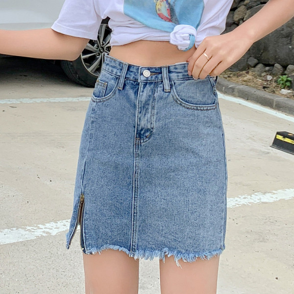 Modern női farmerszoknya cipzárral, szakadt elemekkel