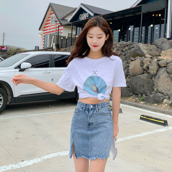 Modern női farmerszoknya cipzárral, szakadt elemekkel