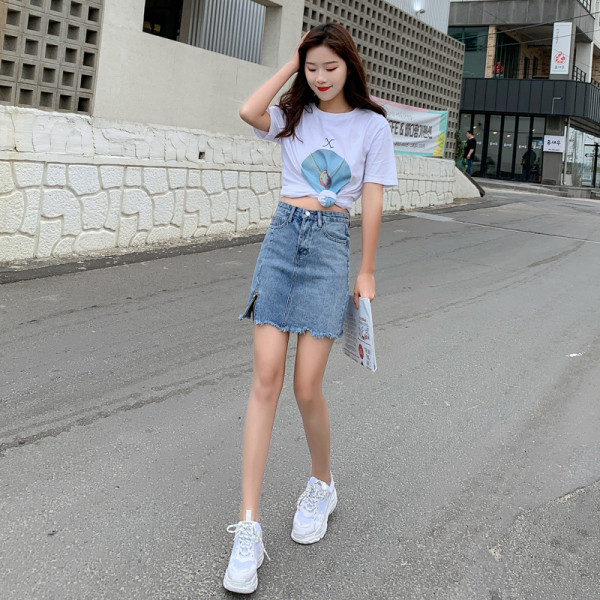 Modern női farmerszoknya cipzárral, szakadt elemekkel