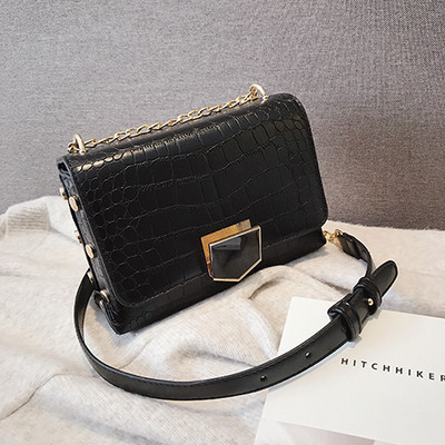 Eko bőrből készült alkalmi női táska hosszú füllel, fém rögzítéssel