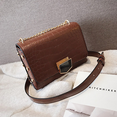 Eko bőrből készült alkalmi női táska hosszú füllel, fém rögzítéssel