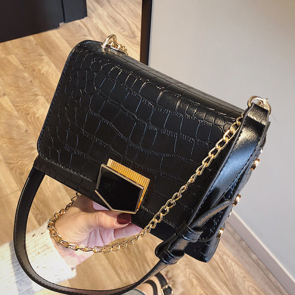 Eko bőrből készült alkalmi női táska hosszú füllel, fém rögzítéssel