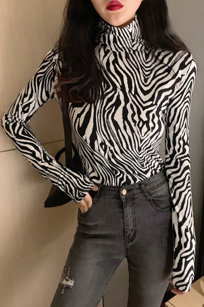 Testreszabott női blúz állatmintás és magas gallérral