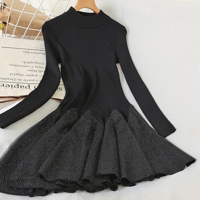 Moteriška laisvalaikio suknelė su ovalia iškirpte ir ilgomis rankovėmis